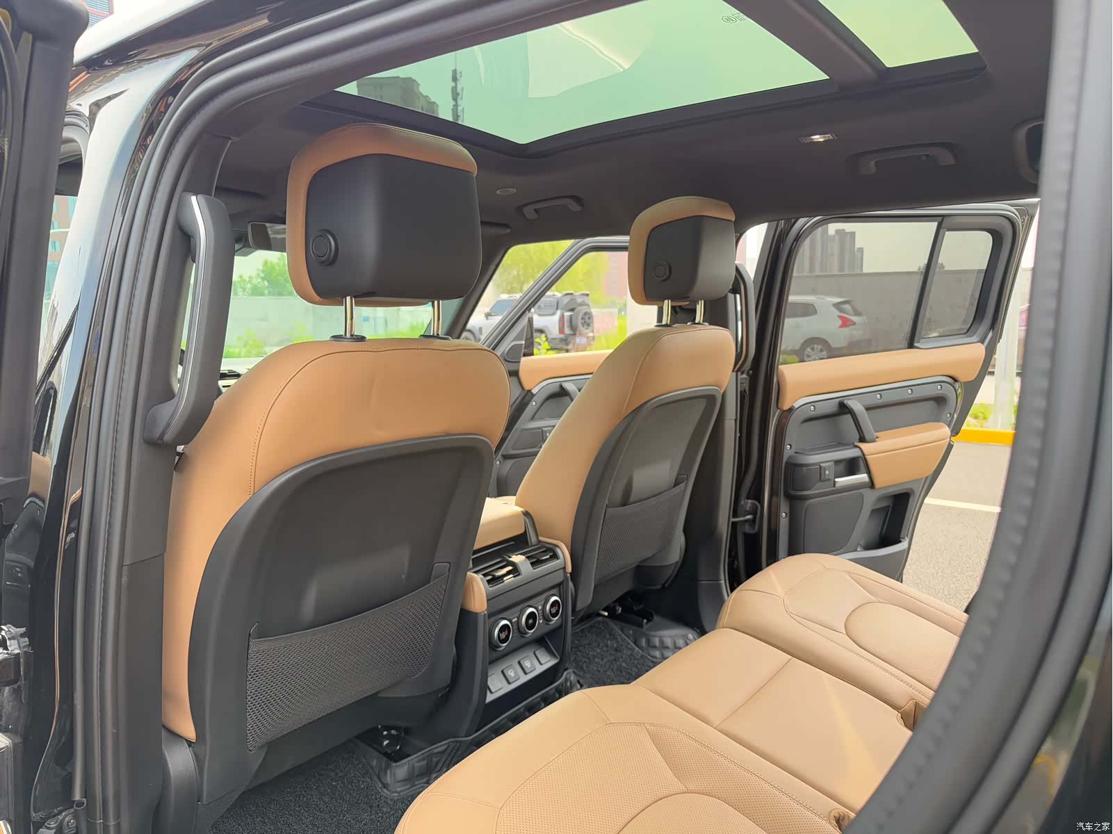 Land Rover Defender, 2025 10