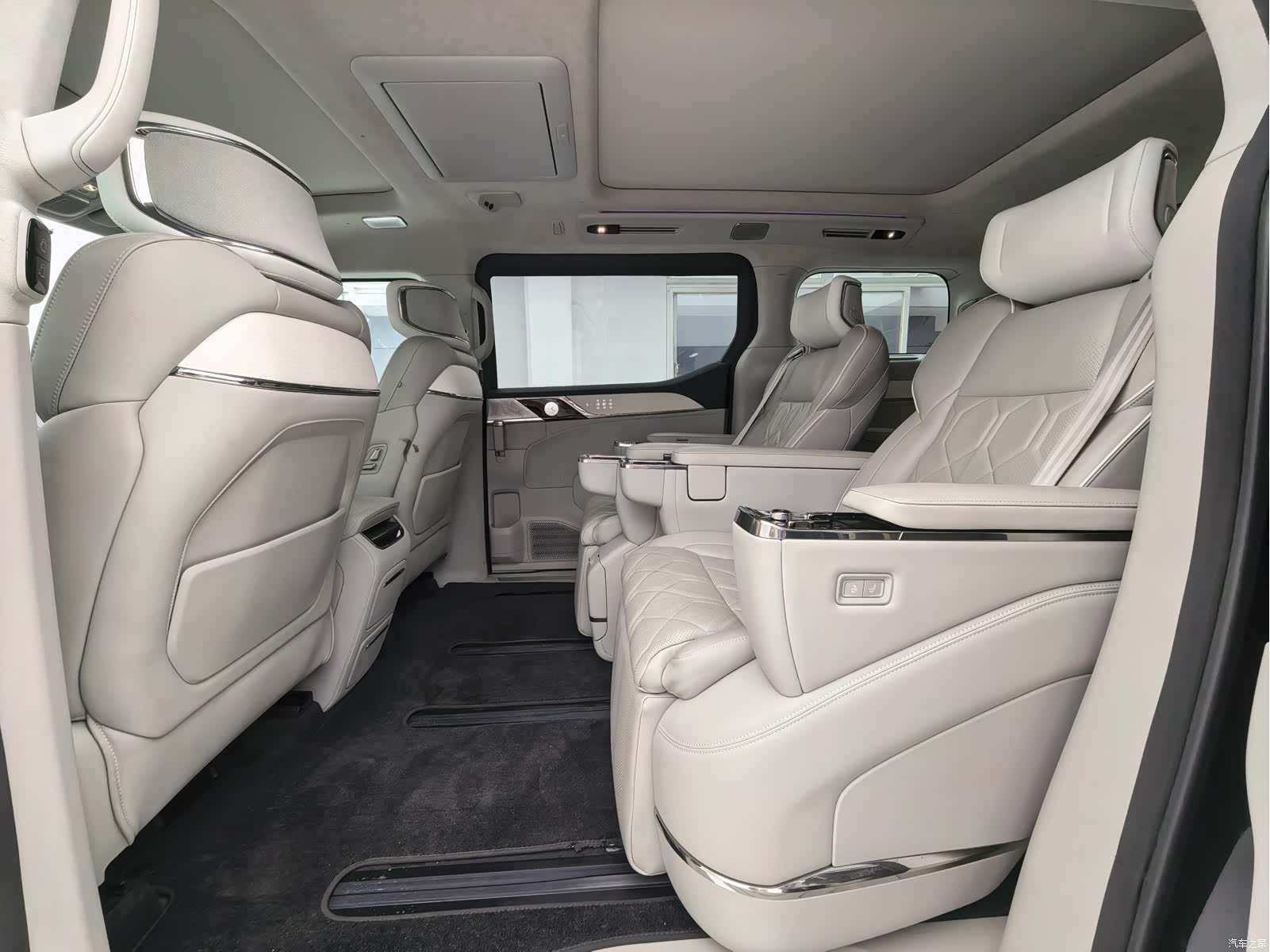 Volvo EM90, 2024 все фото