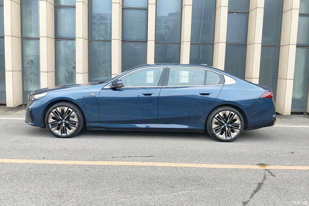 BMW i5, 2025 3