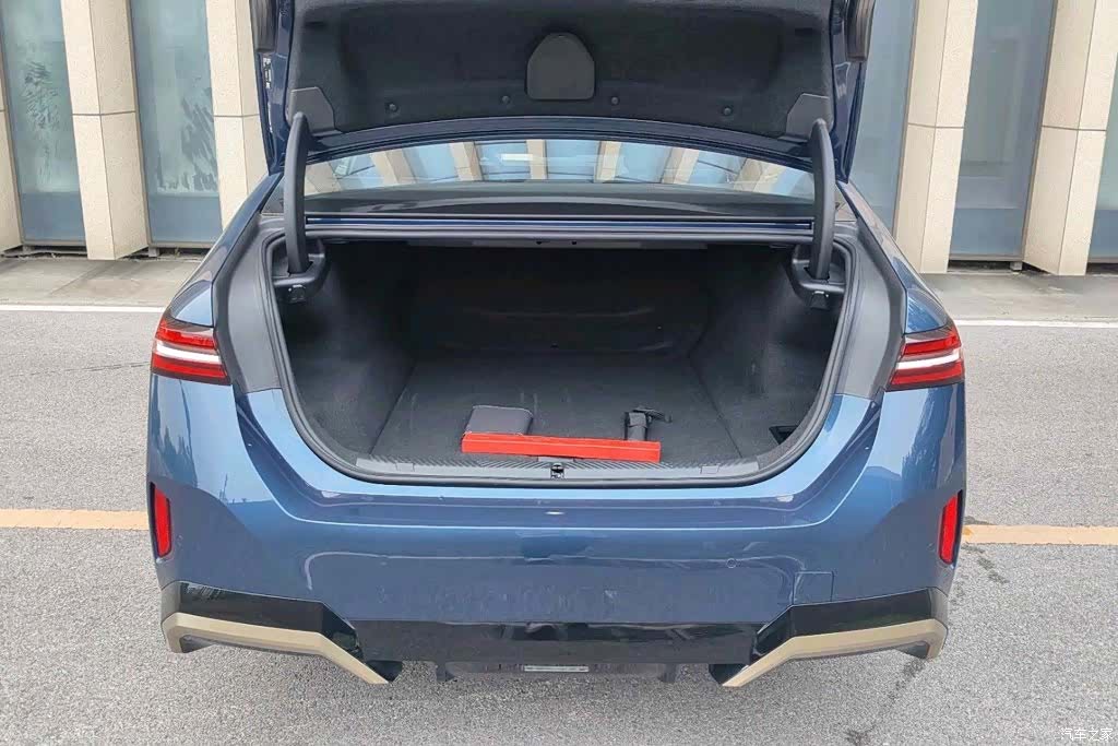 BMW i5, 2025 12
