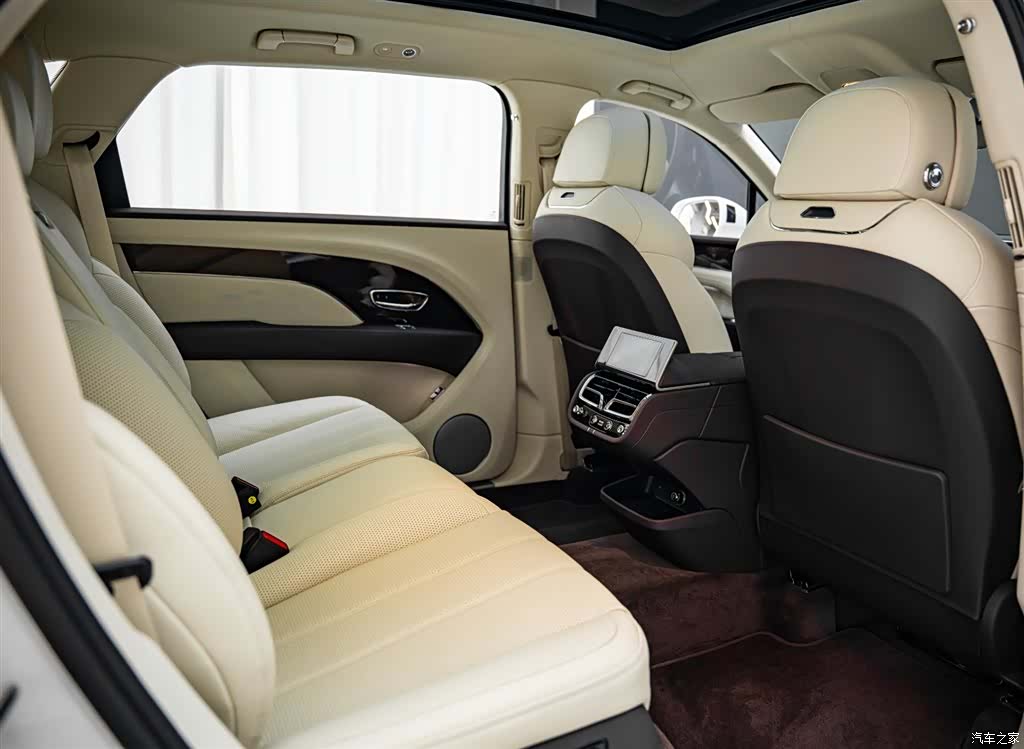 Bentley Bentayga, 2023 13