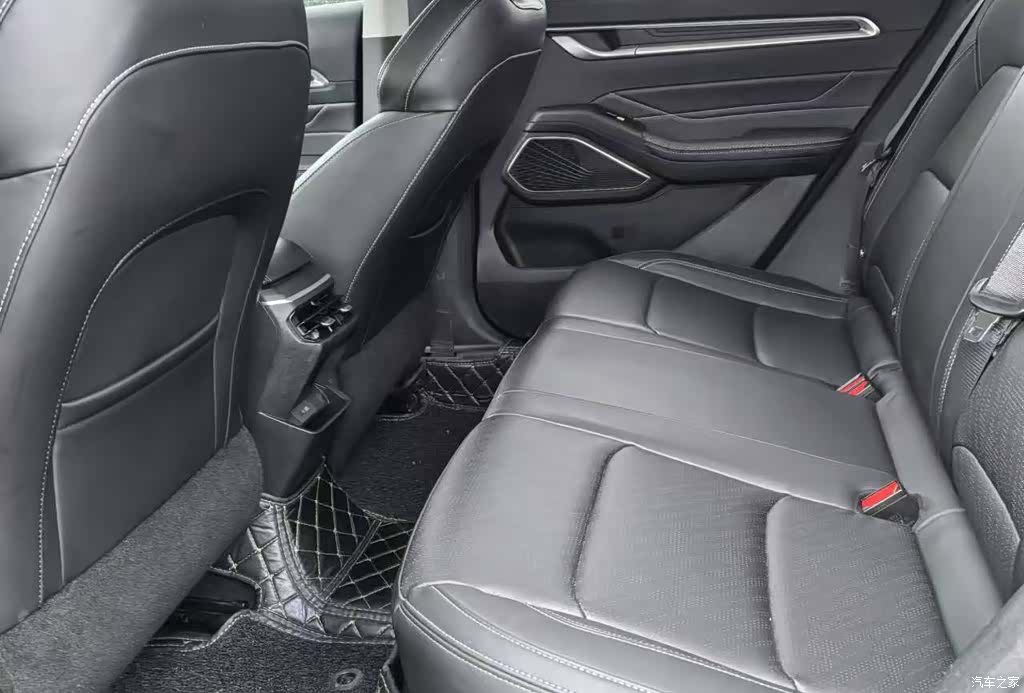 Geely Emgrand, 2022 13