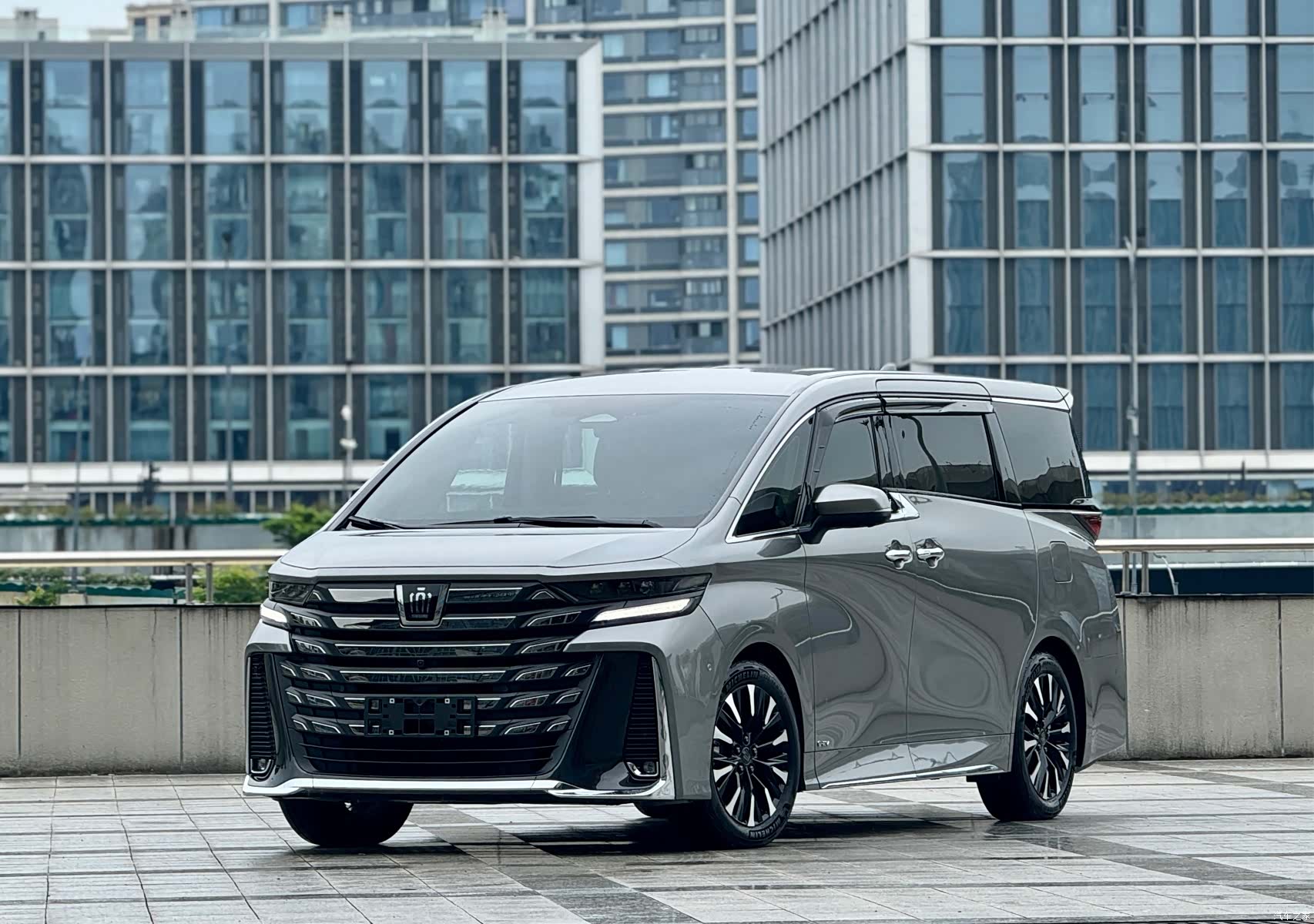 Toyota Vellfire, 2025 1