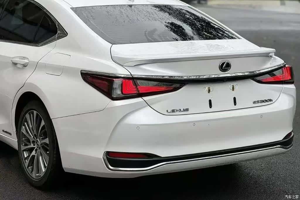 Lexus ES, 2021 все фото