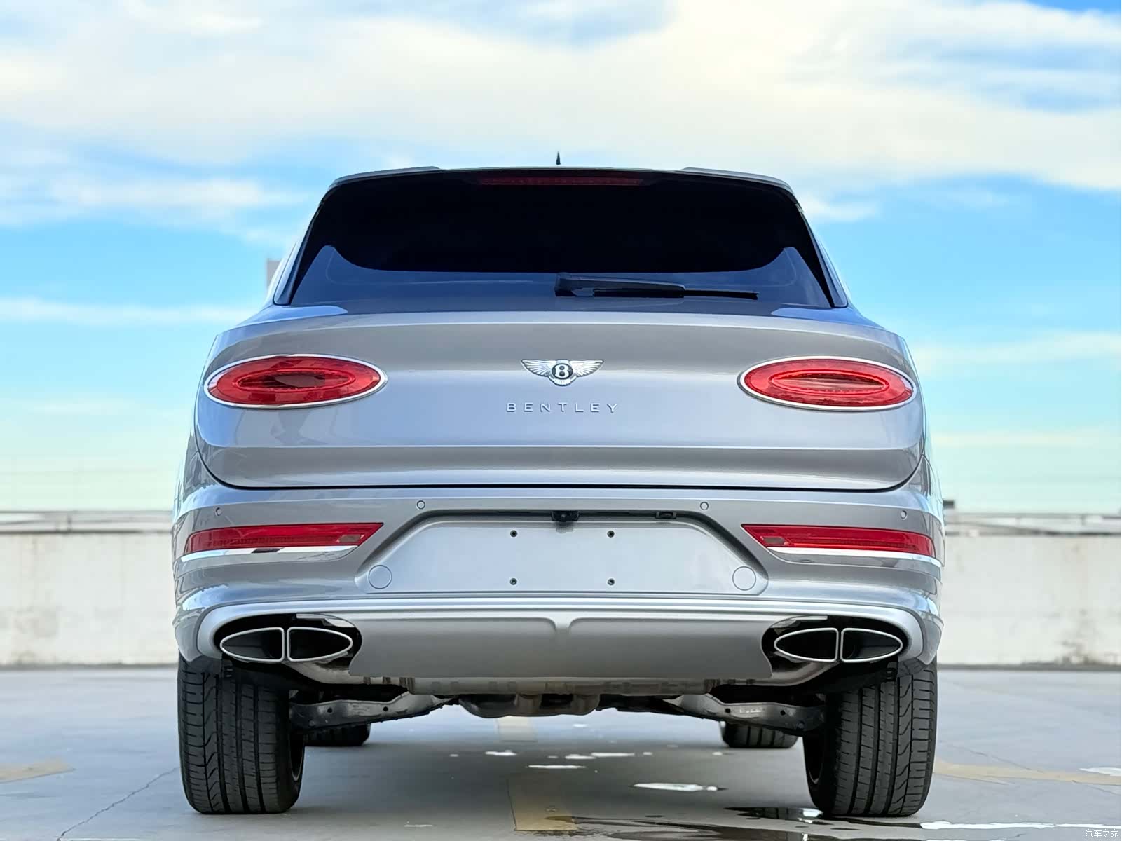 Bentley Bentayga, 2023 12
