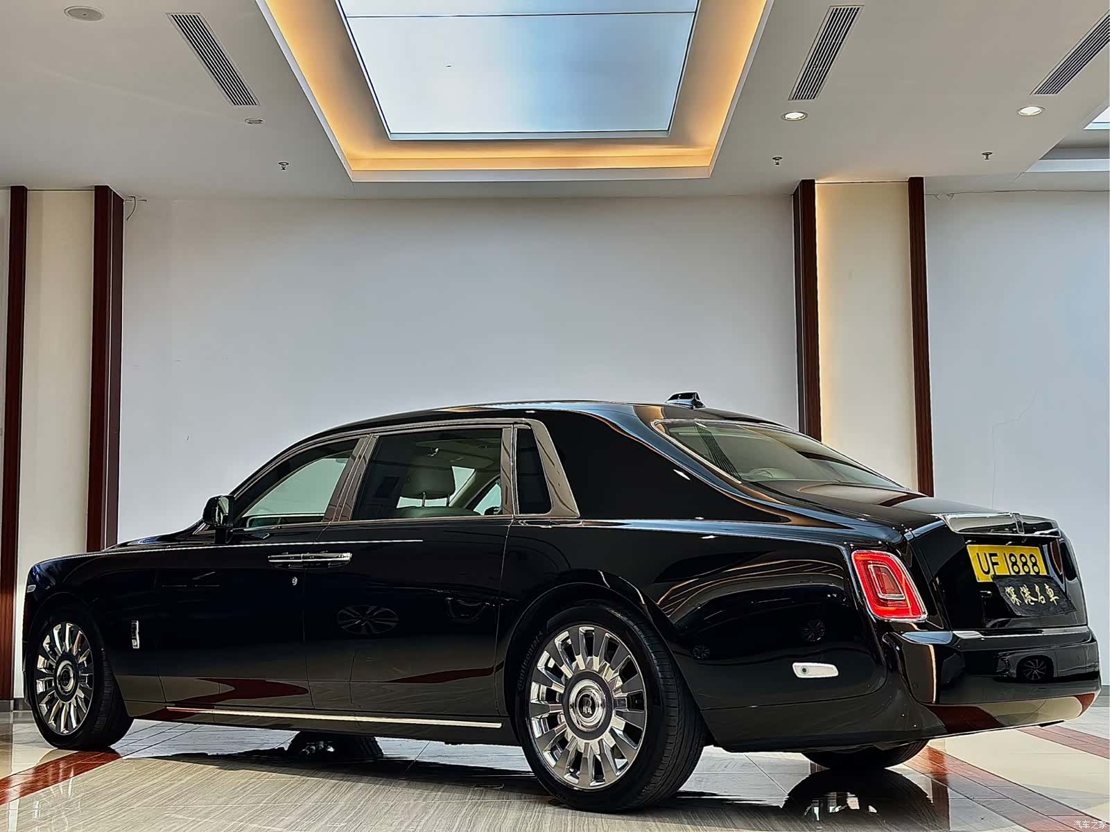 Rolls-Royce Phantom, 2019 все фото