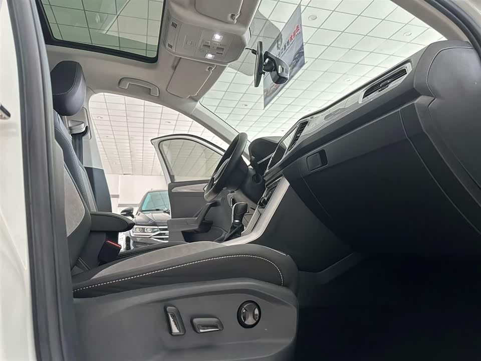 Volkswagen T-ROC exploring Songs