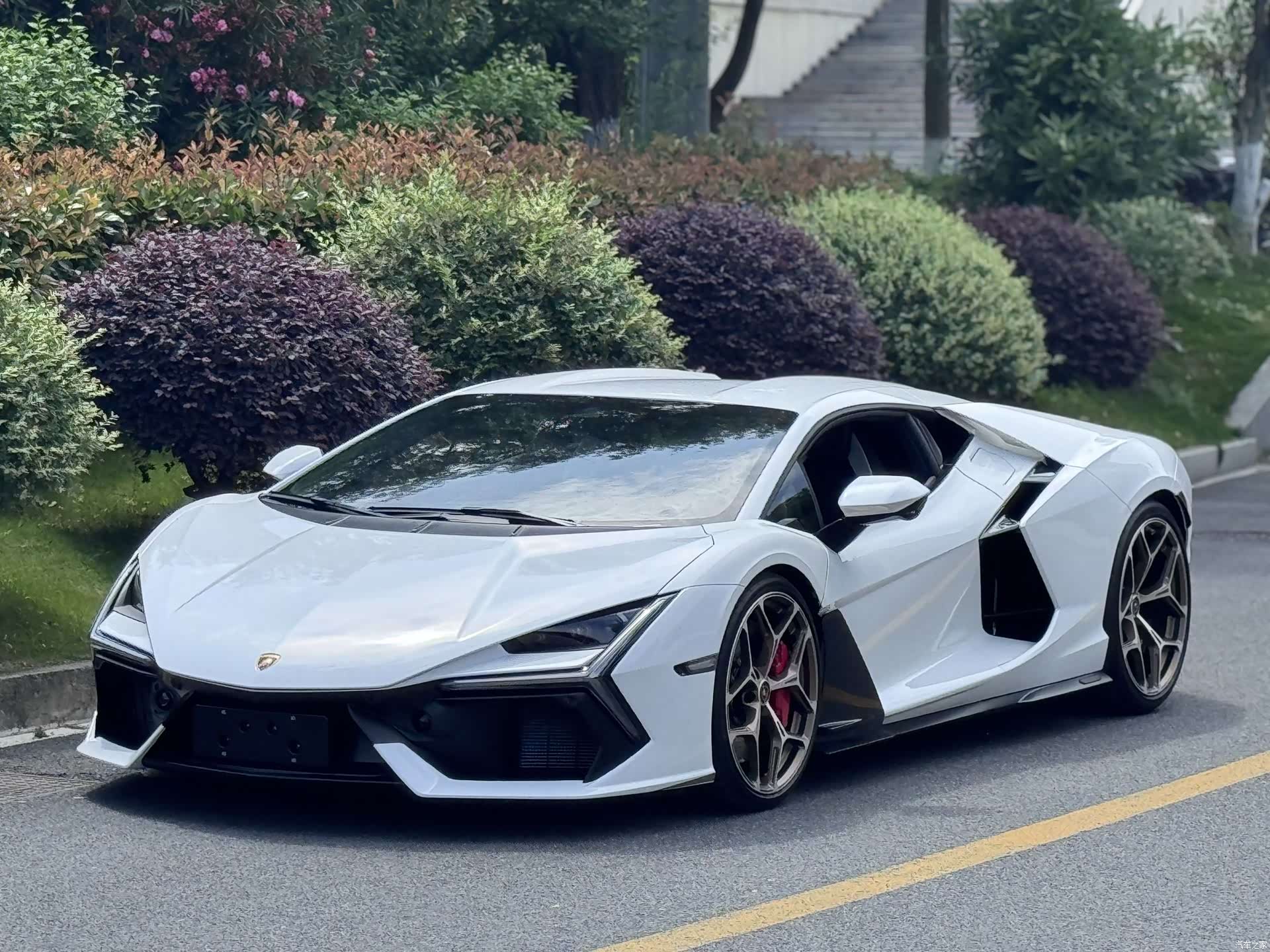 Lamborghini Revuelto, 2025 все фото
