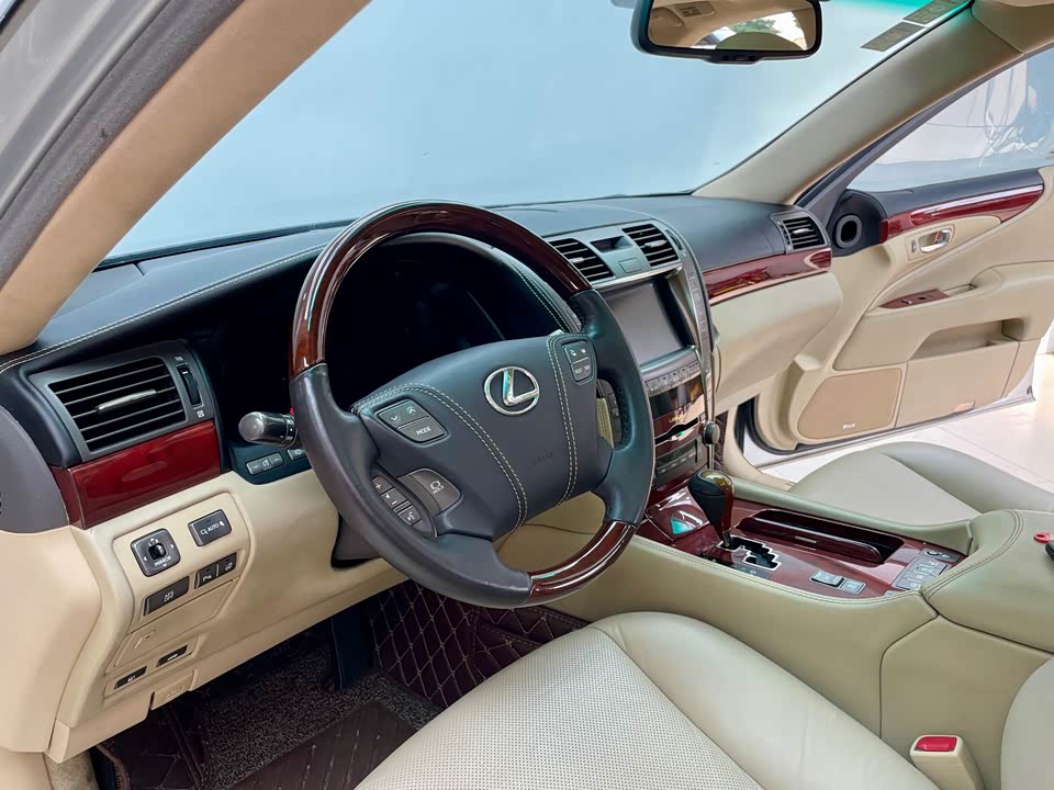Lexus LS