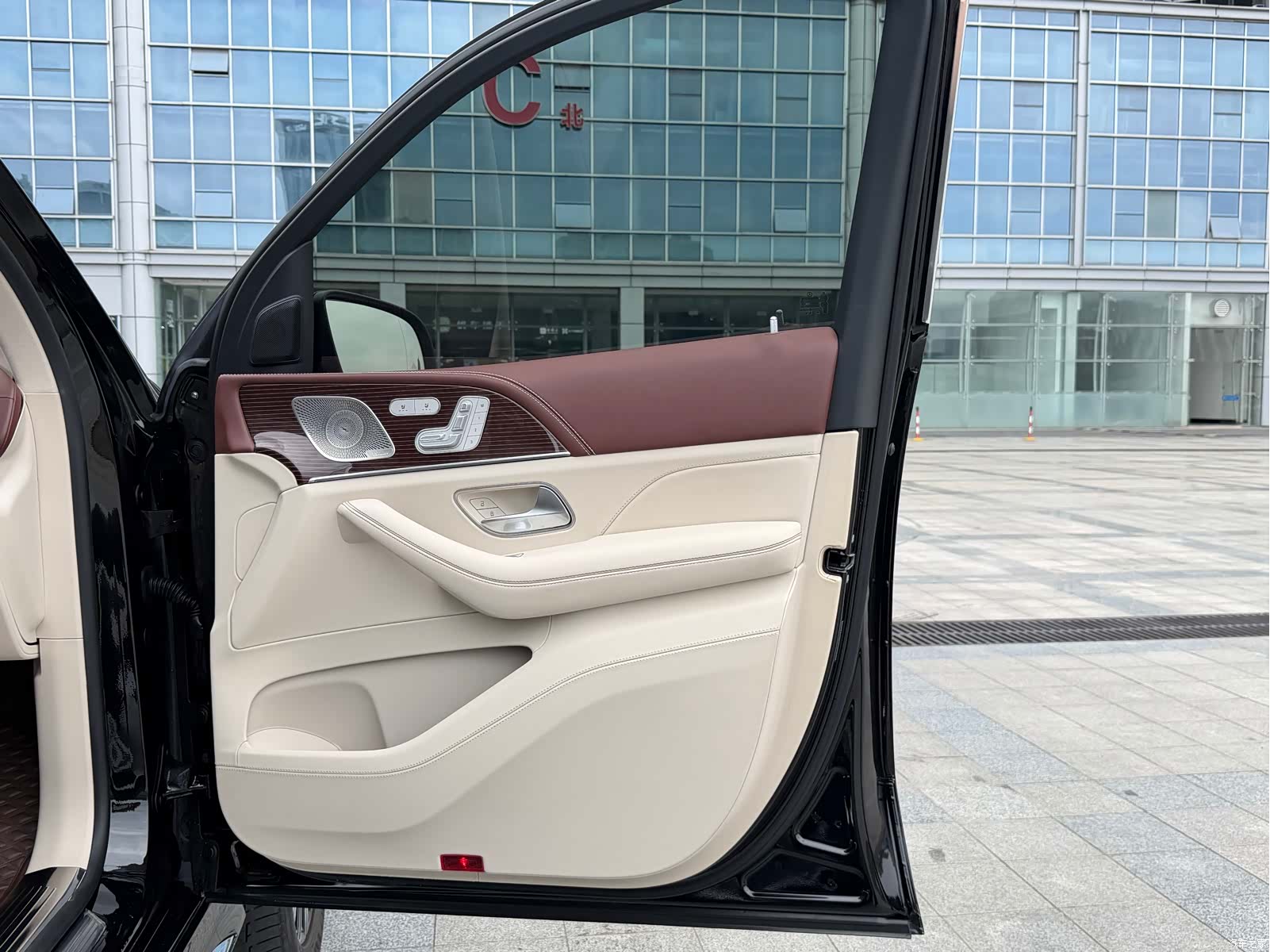 Maybach GLS, 2022 26