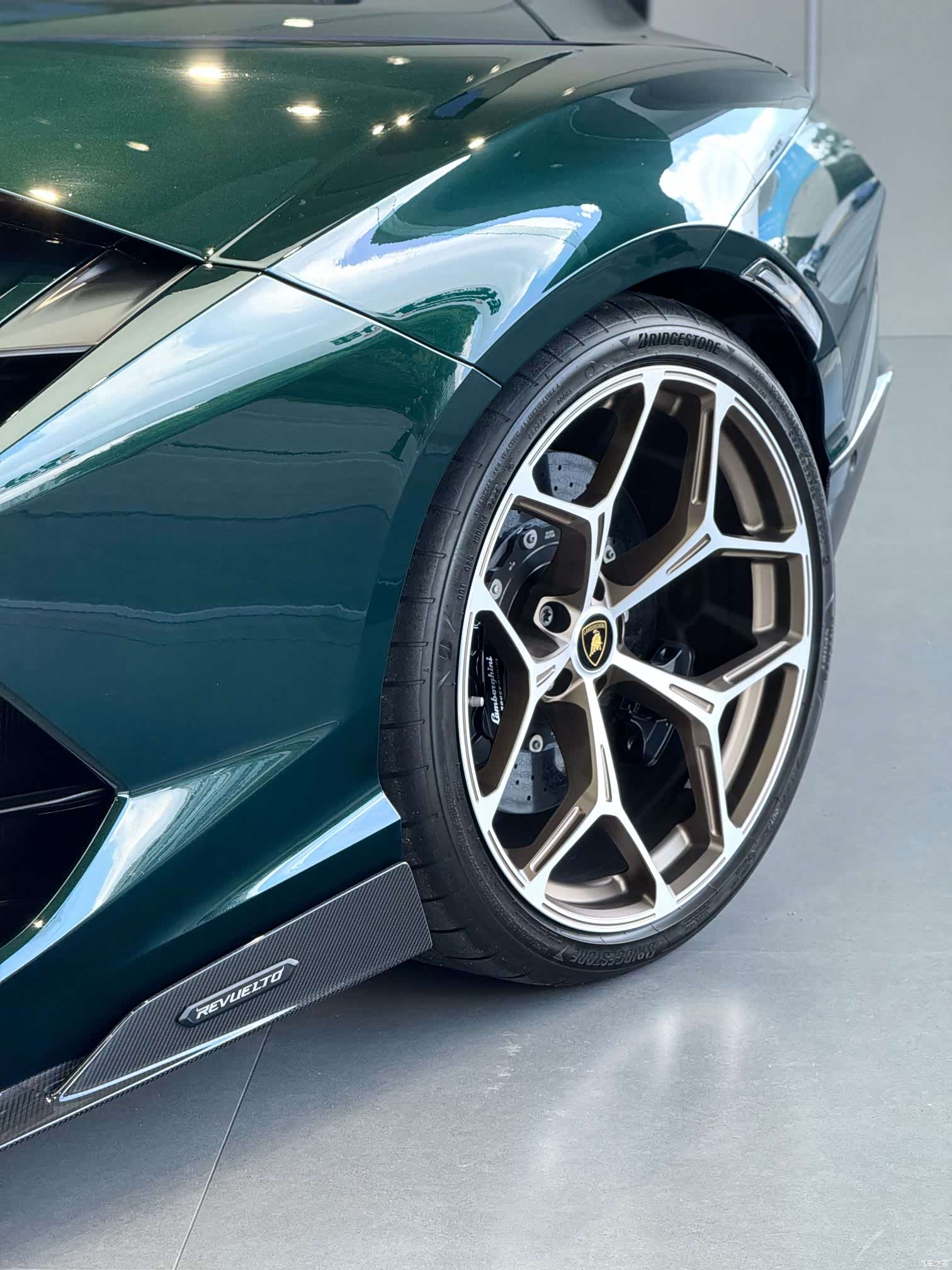 Lamborghini Revuelto, 2025 все фото