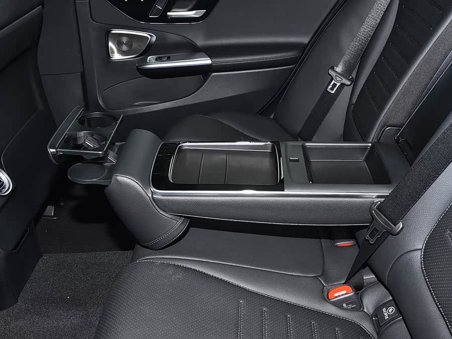 Mercedes-Benz C-Class 2026, фото 8