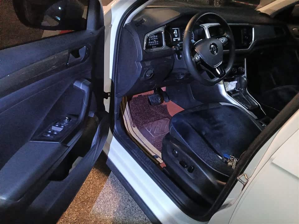 Volkswagen T-ROC exploring Songs