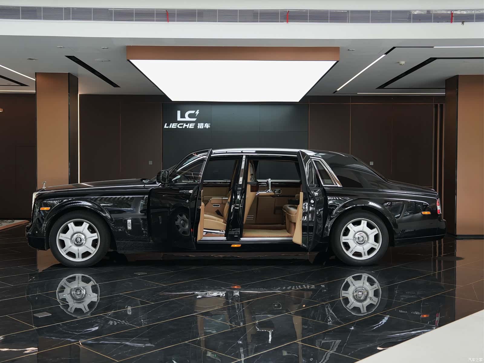 Rolls-Royce Phantom, 2017 3