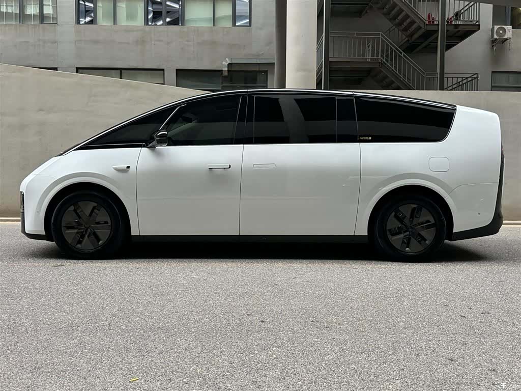 Li Auto MEGA, 2025 3