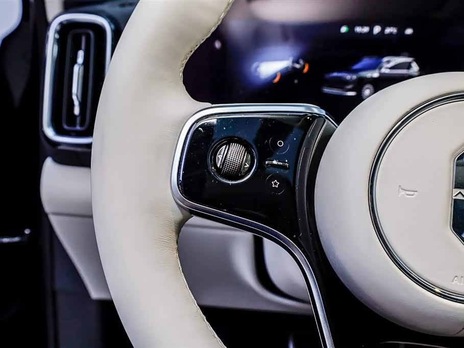 AITO Ask the world M8