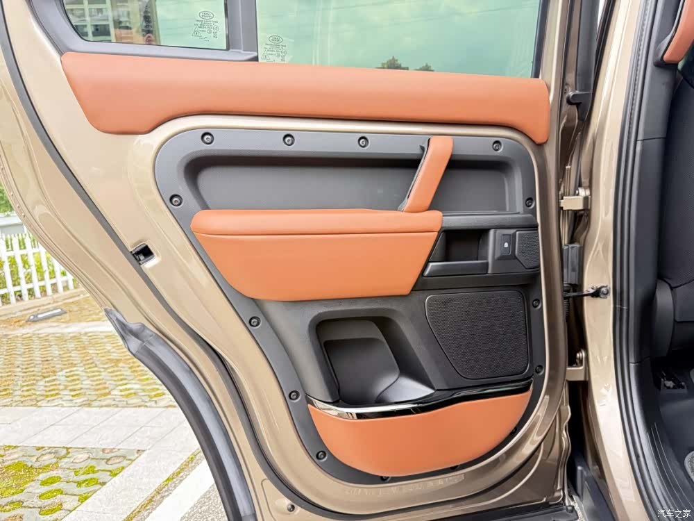Land Rover Defender, 2026 15