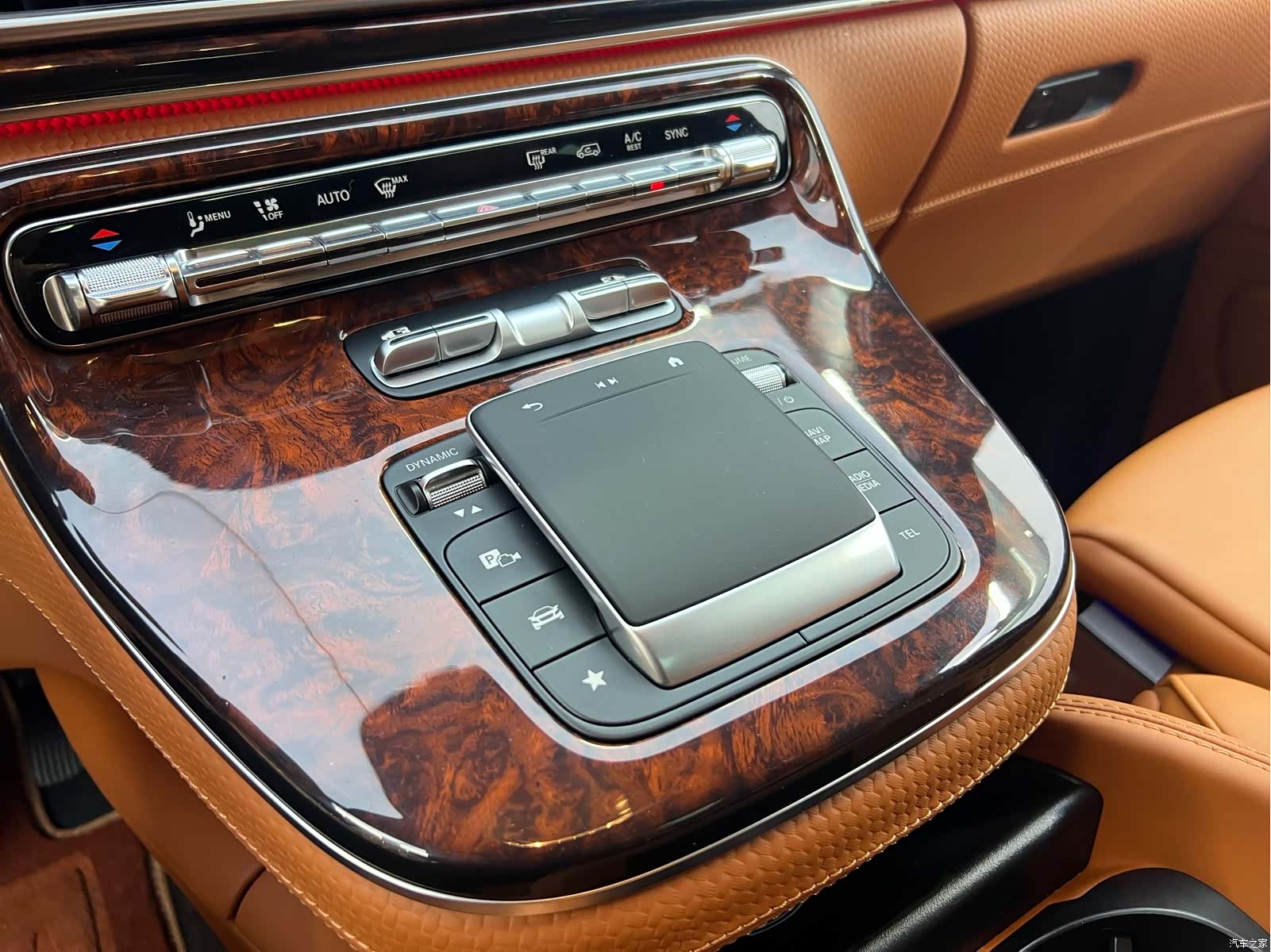 Mercedes-Benz V-Class, 2024 13