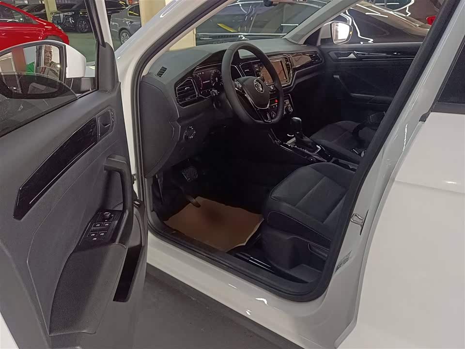 Volkswagen T-ROC exploring Songs