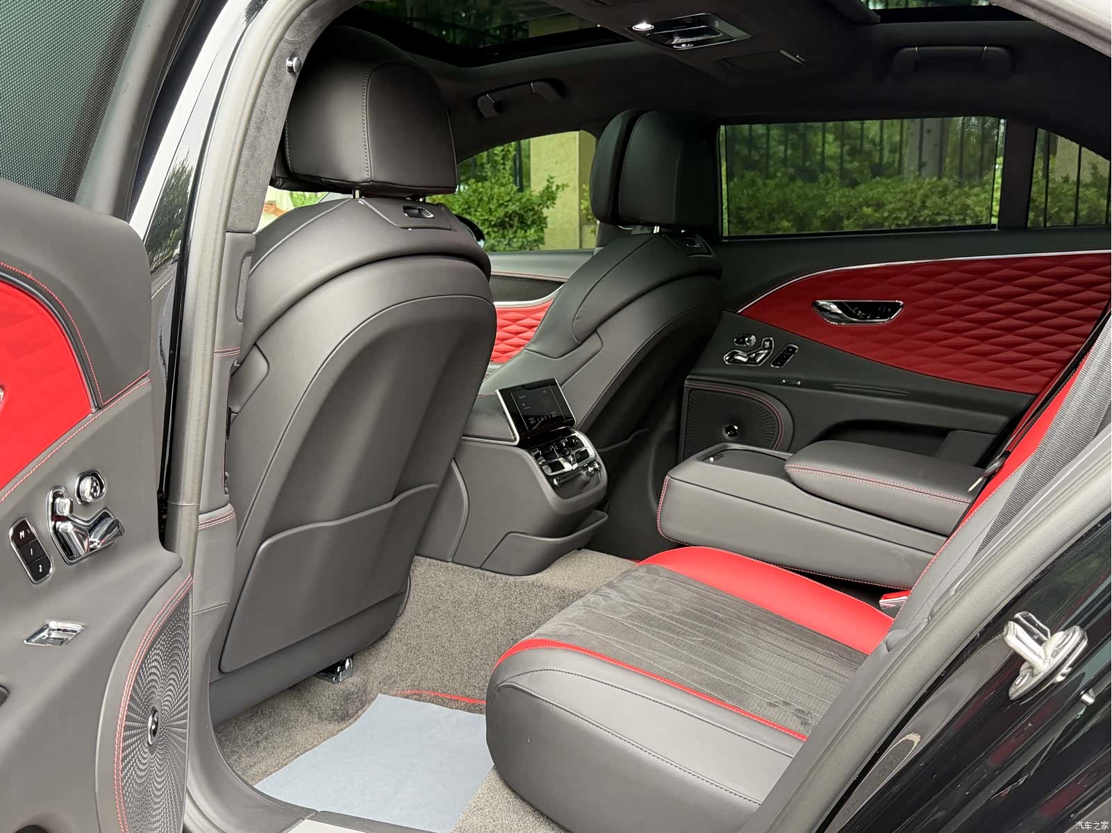 Bentley Flying Spur, 2024 6