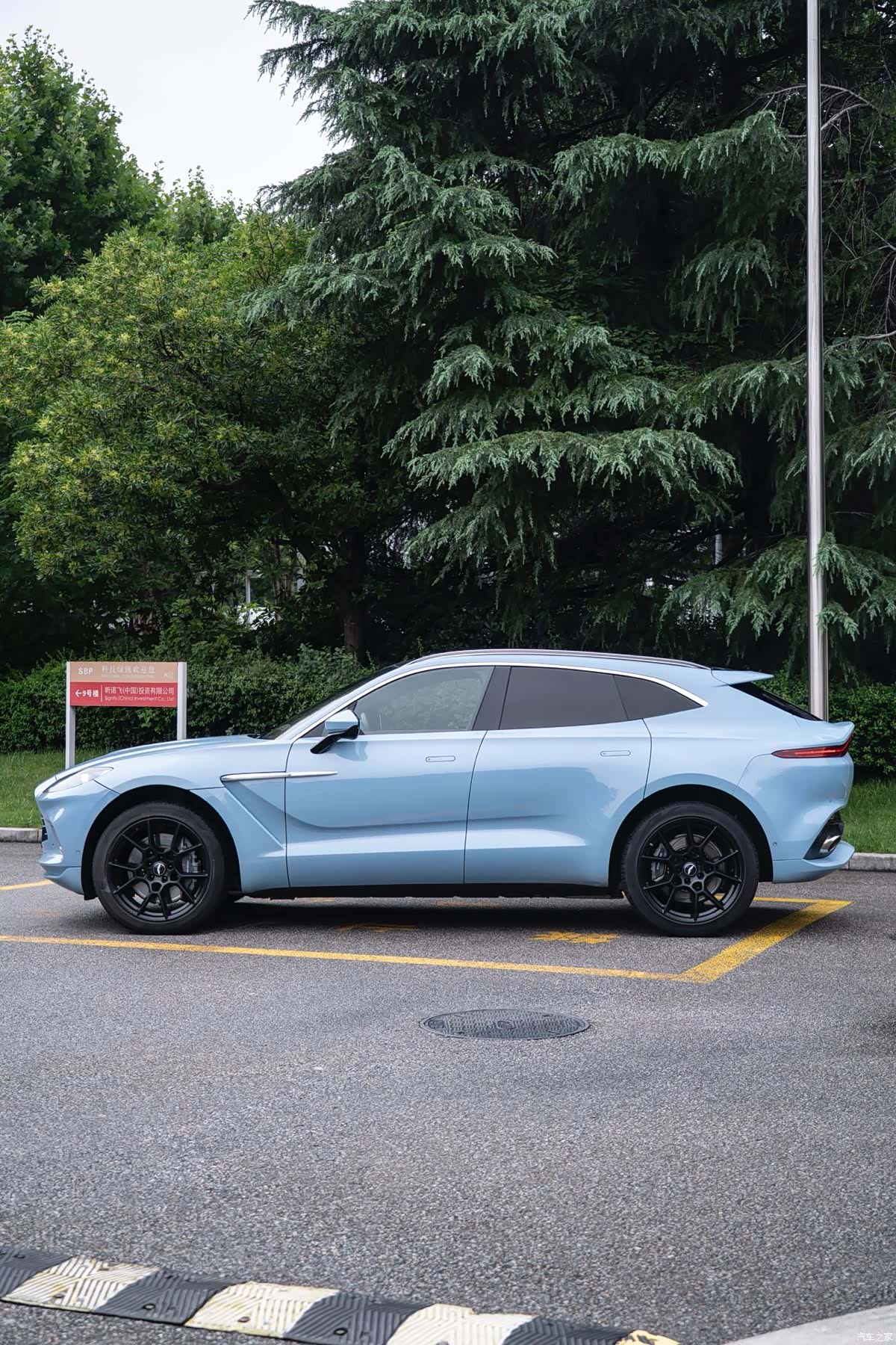 Aston Martin DBX, 2022 4