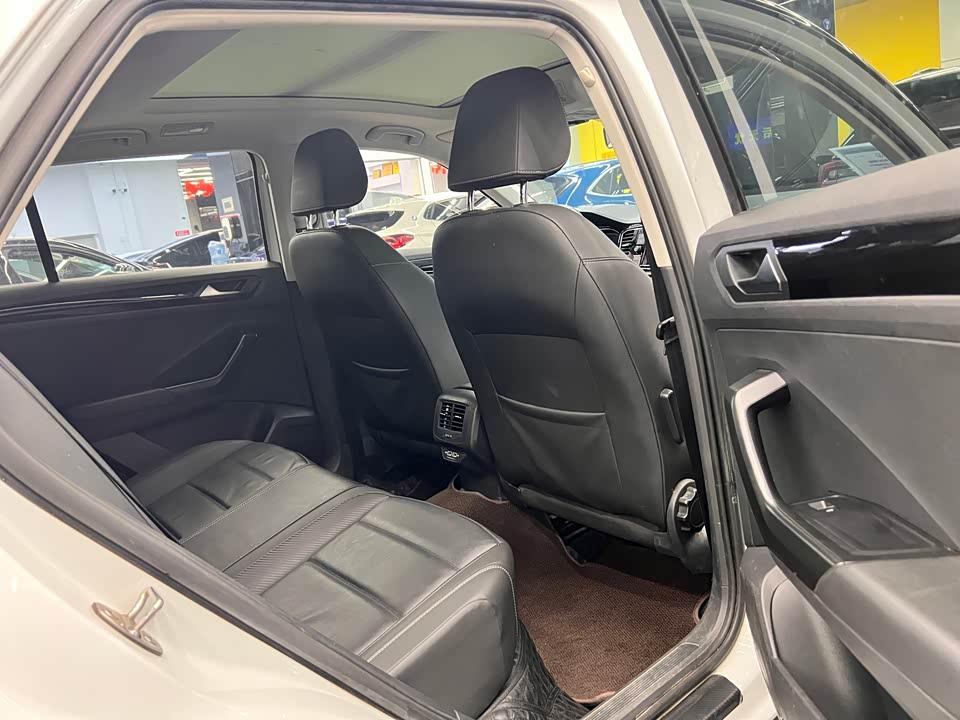 Volkswagen T-ROC exploring Songs