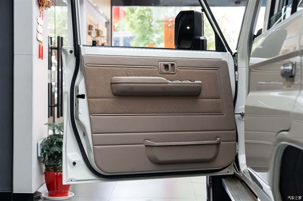 Toyota Land Cruiser, 2026 11