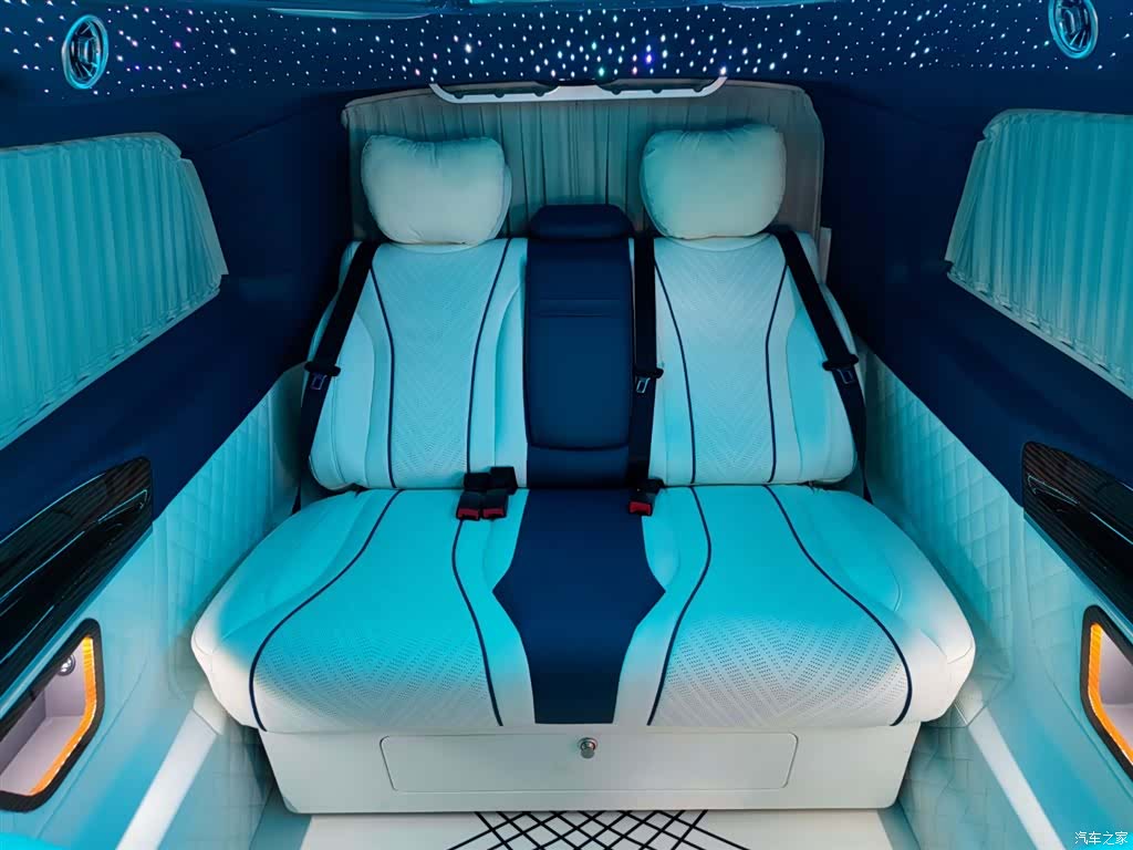 Mercedes-Benz V-Class, 2023 9