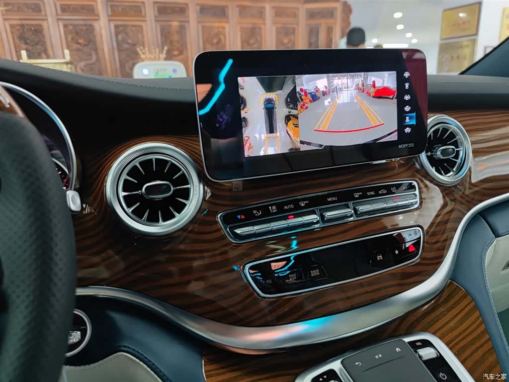 Mercedes-Benz V-Class, 2023 18