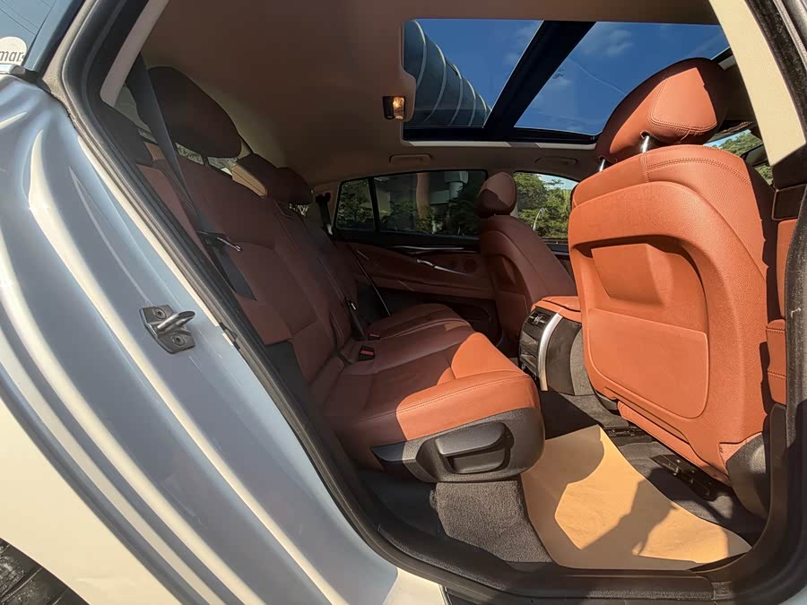 BMW 5 Series GT 2016, фото 17