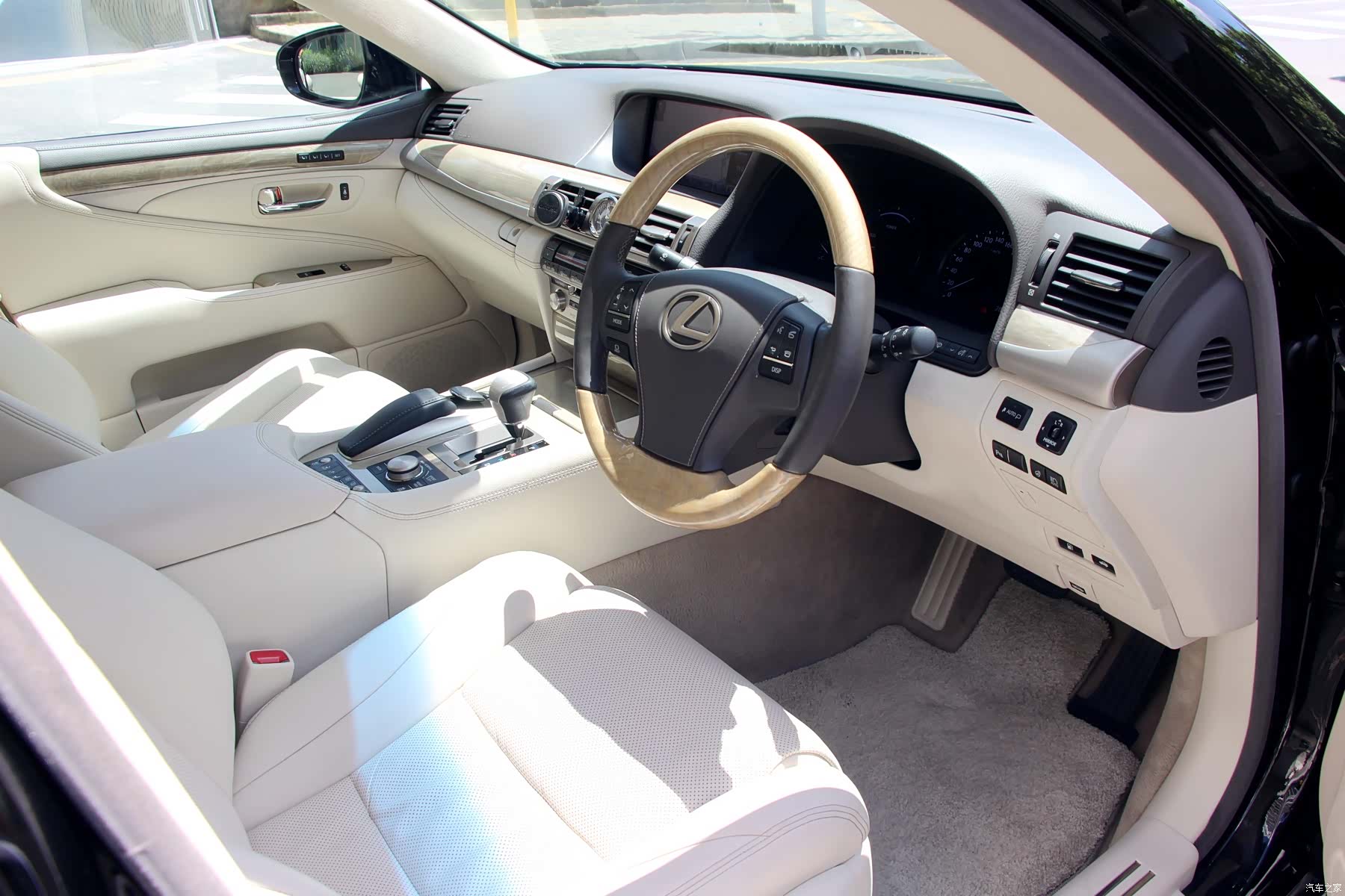 Lexus LS, 2015 11