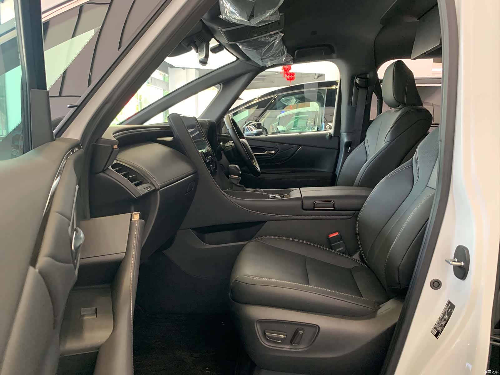 Toyota Alphard, 2025 7