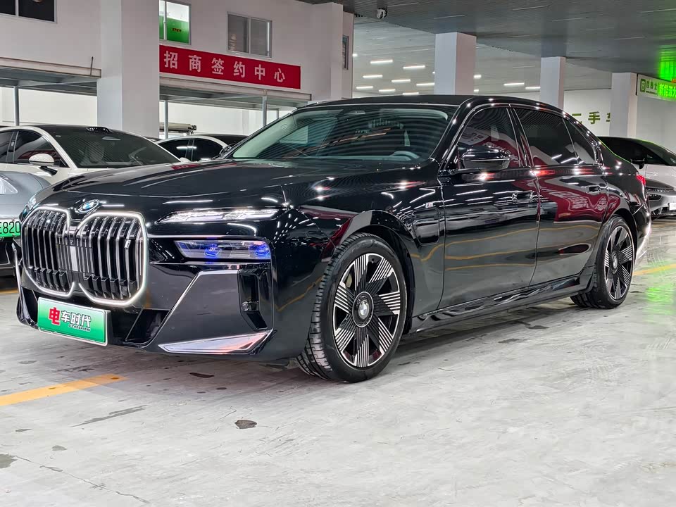 BMW i7