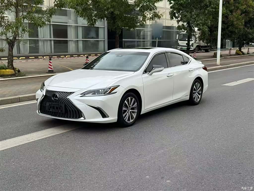 Lexus ES, 2018 1