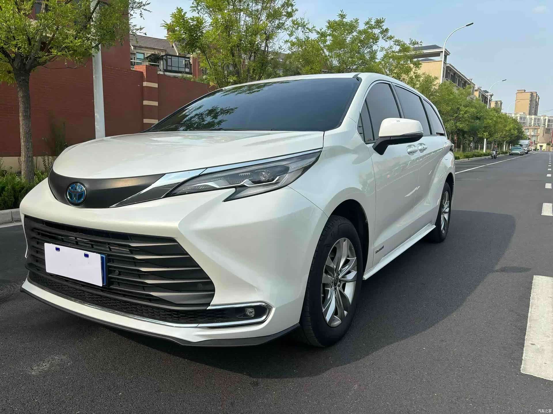 Toyota Sienna, 2024 1