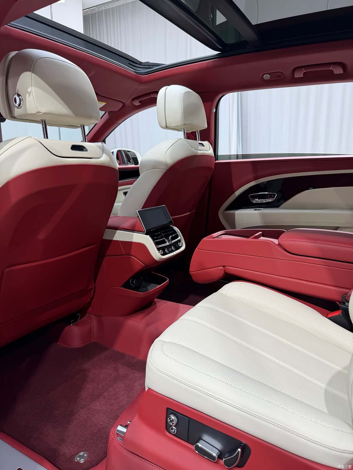 Bentley Bentayga, 2024 12