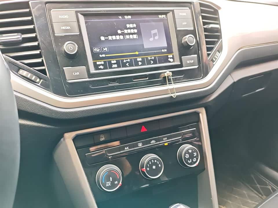 Volkswagen T-ROC exploring Songs