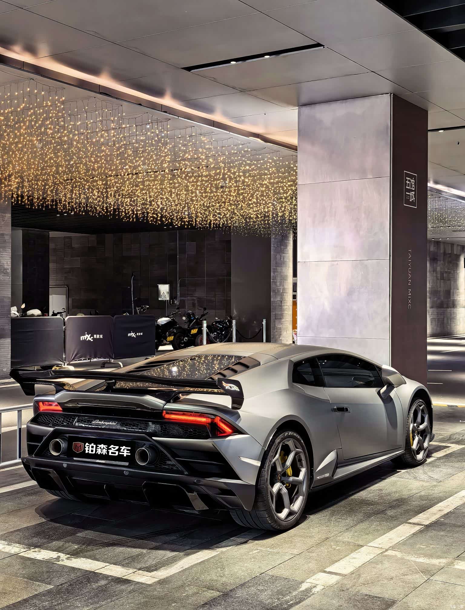 Lamborghini Huracán, 2023 все фото
