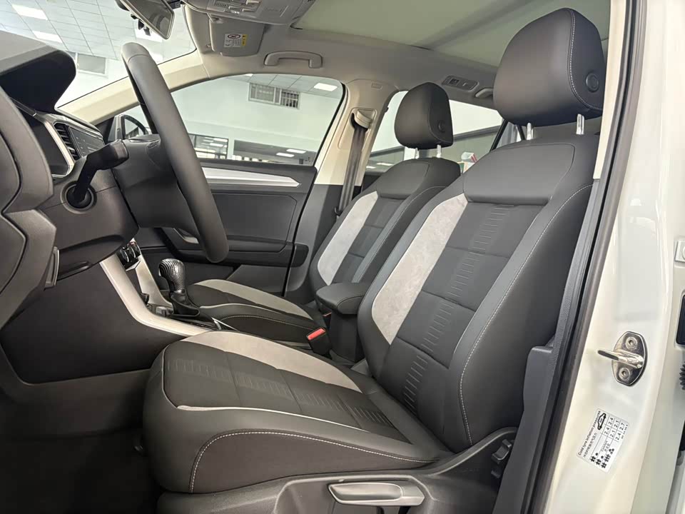 Volkswagen T-ROC exploring Songs