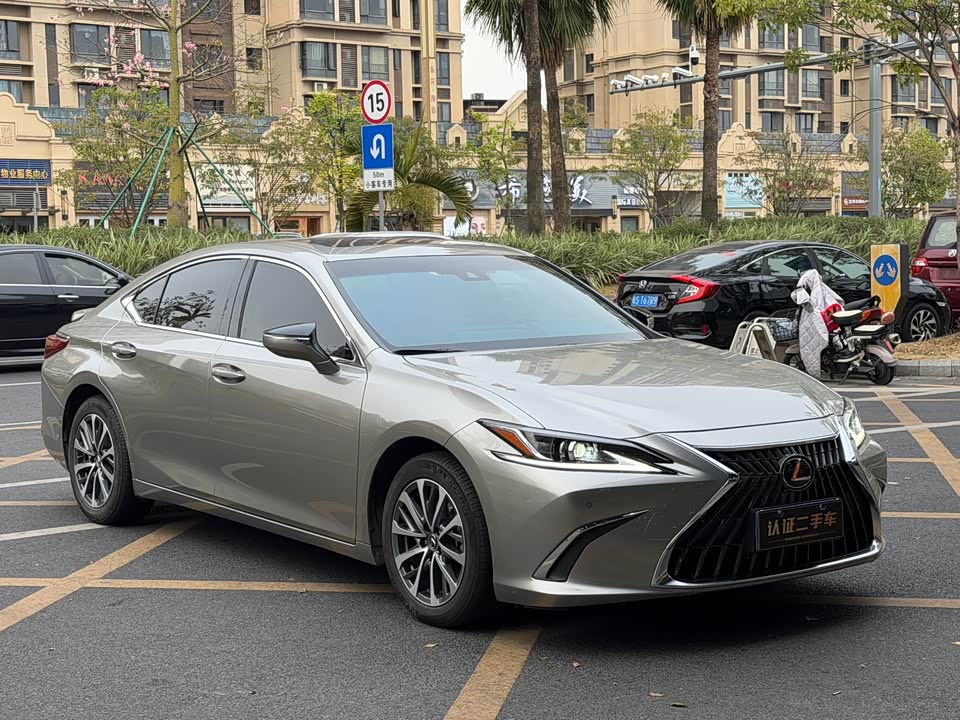 Lexus ES