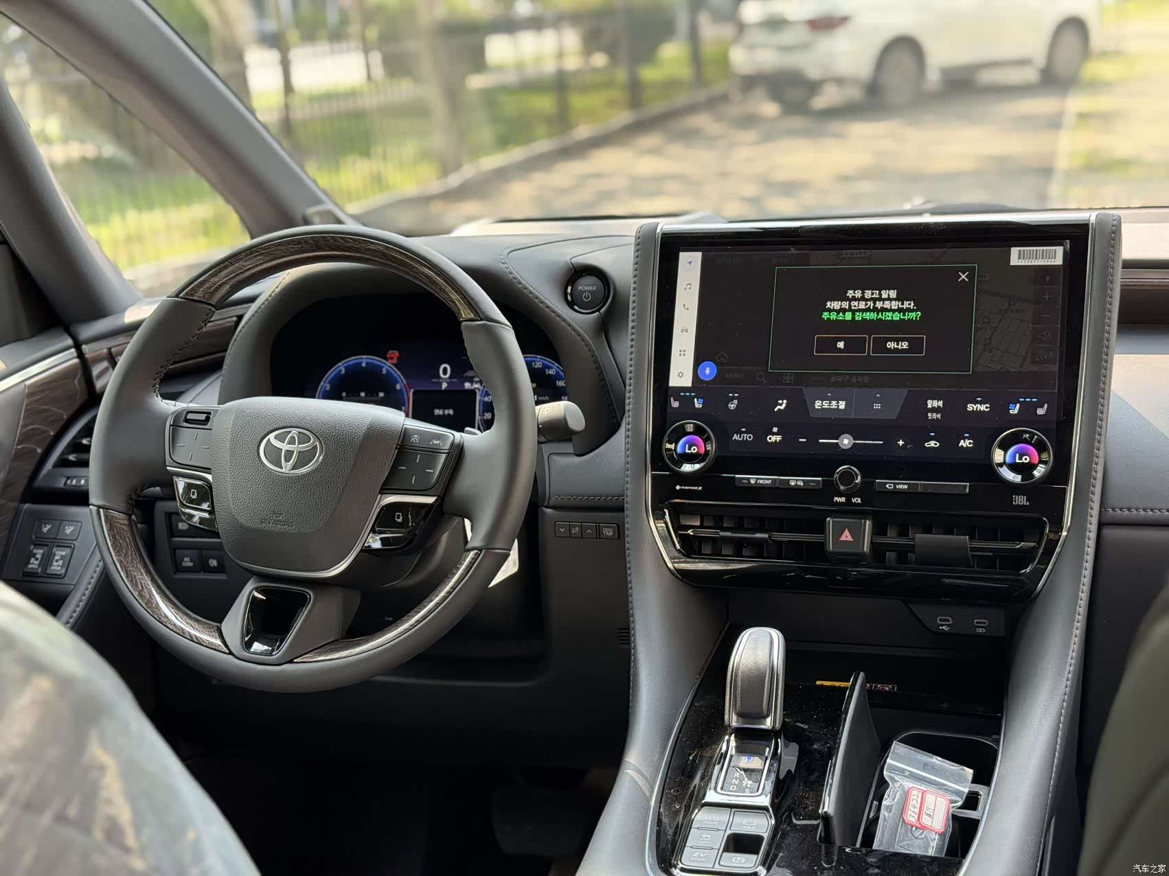 Toyota Alphard, 2025 8