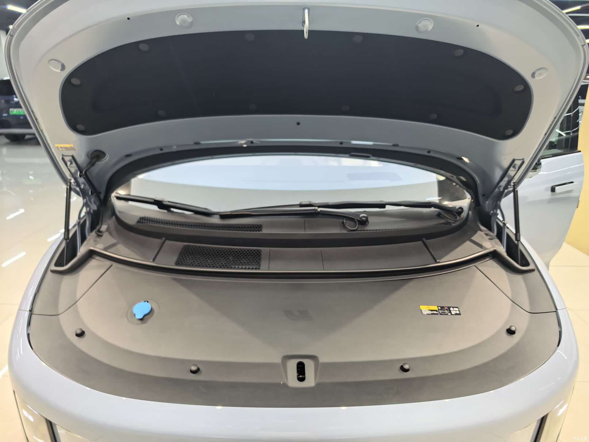Li Auto i8, 2025 13