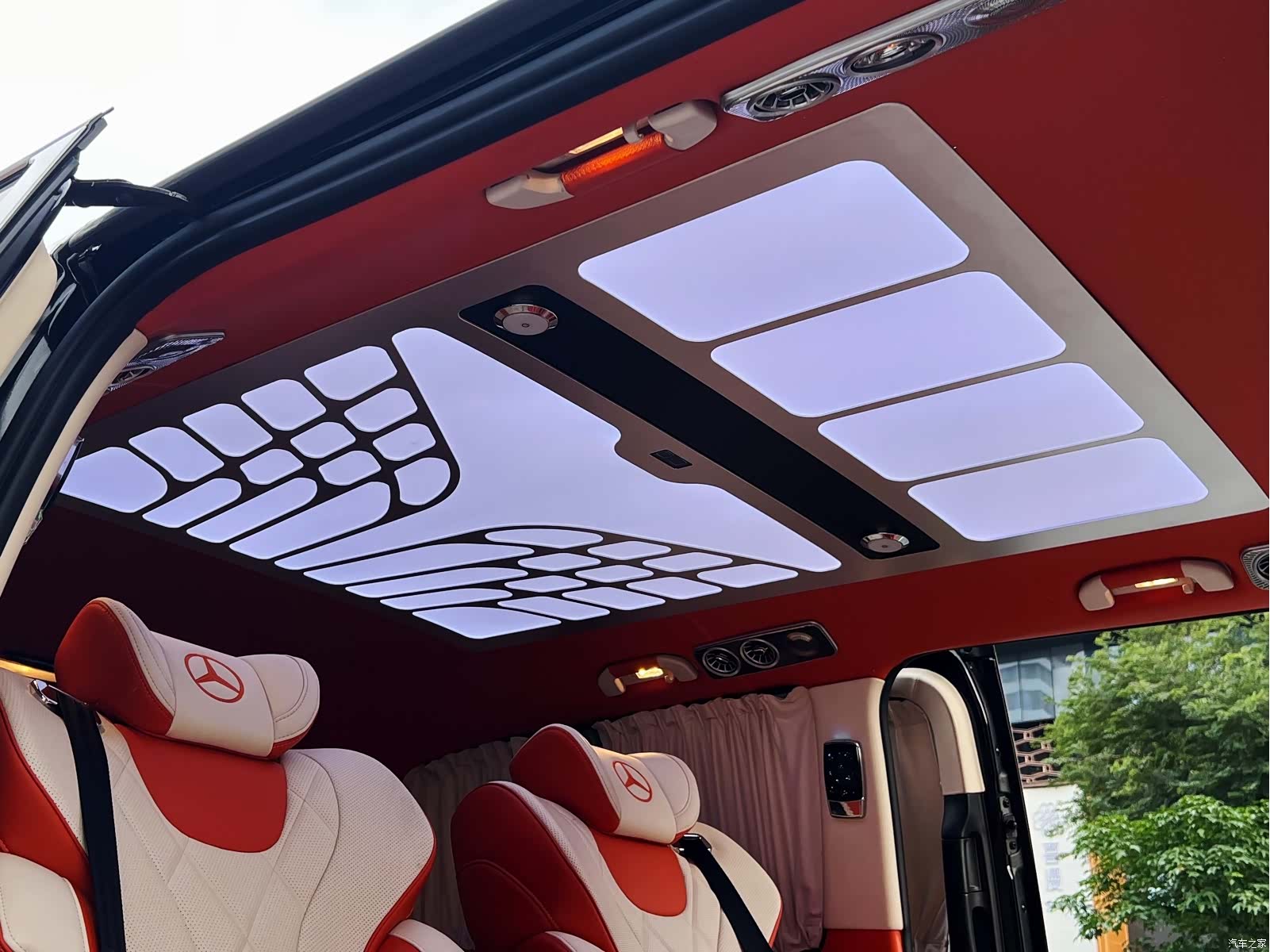 Mercedes-Benz 7, 2023 11