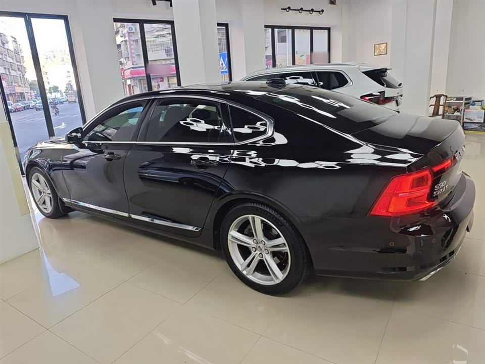 Volvo S90