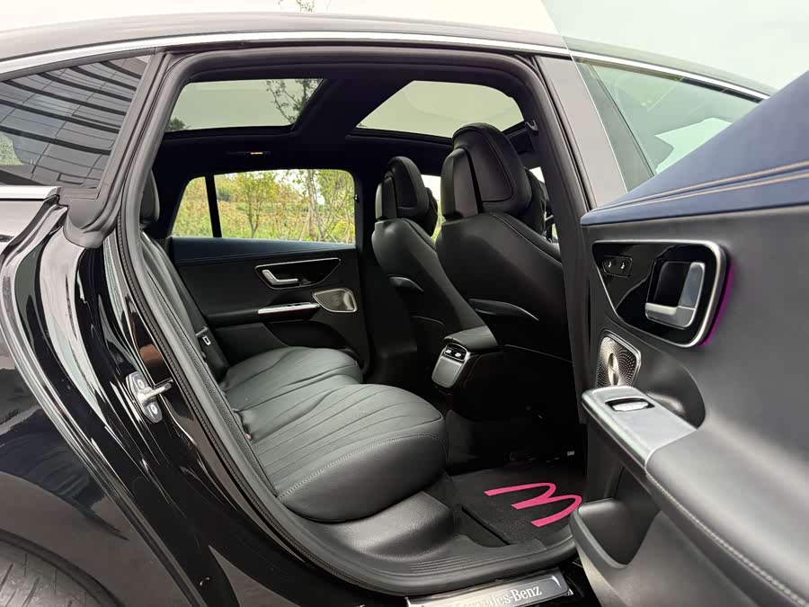 Mercedes-Benz EQE 2025, фото 9