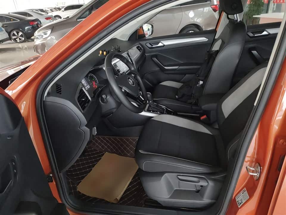 Volkswagen T-ROC exploring Songs