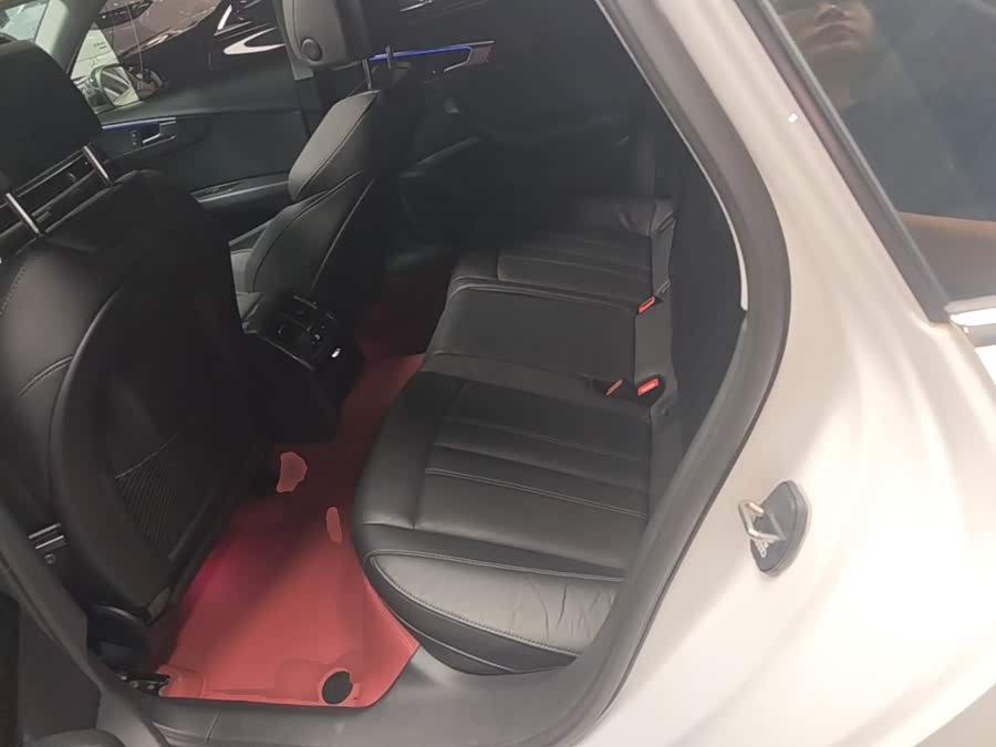 Audi A4L 2020, фото 17