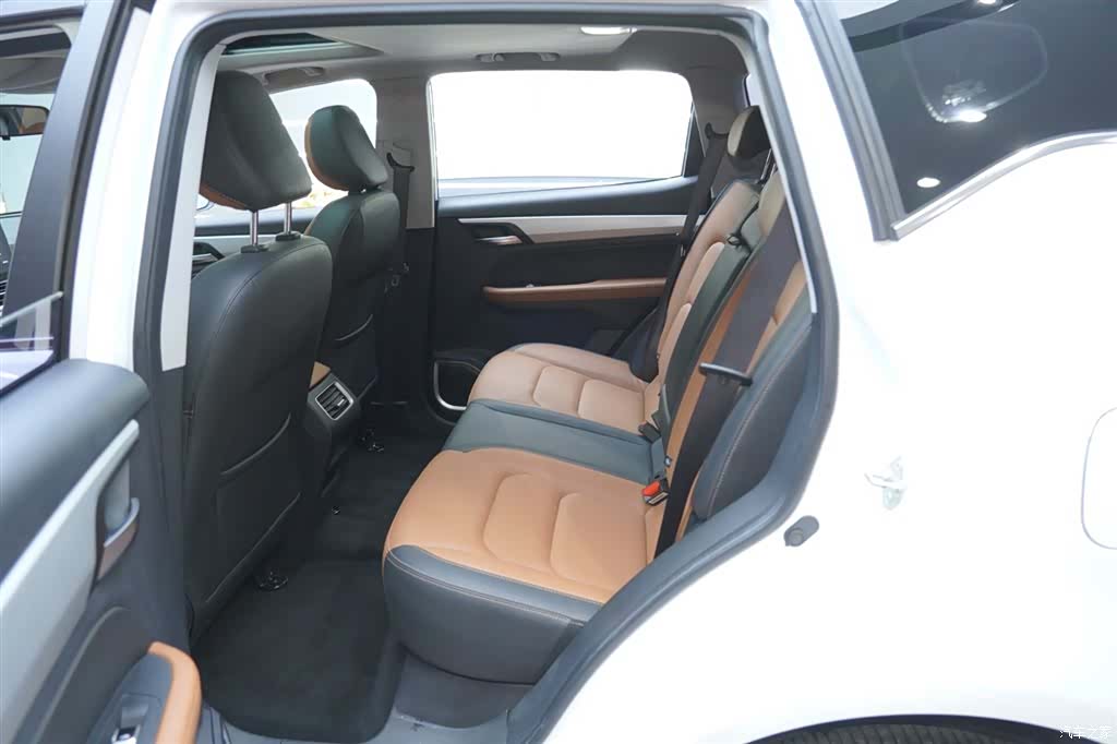 Geely X6, 2020 11