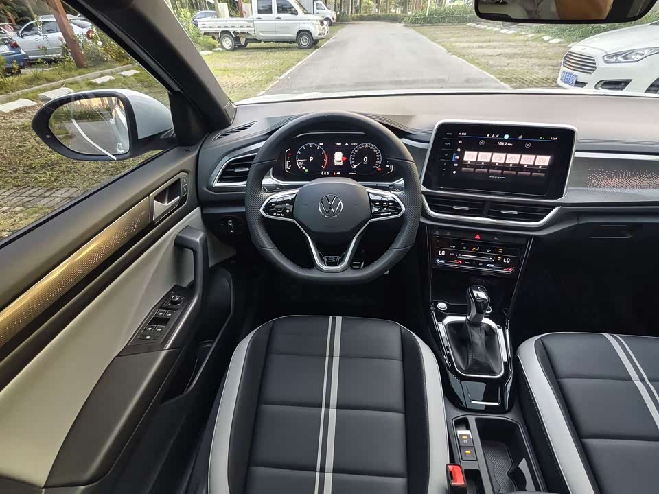 Volkswagen T-ROC exploring Songs