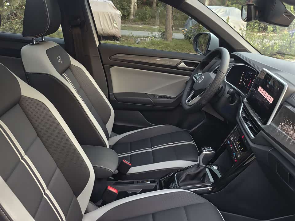 Volkswagen T-ROC exploring Songs